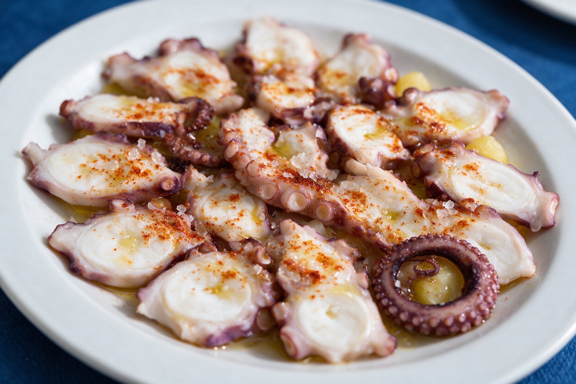 Pulpo a la gallega con pimentón, aceite de oliva y patatas